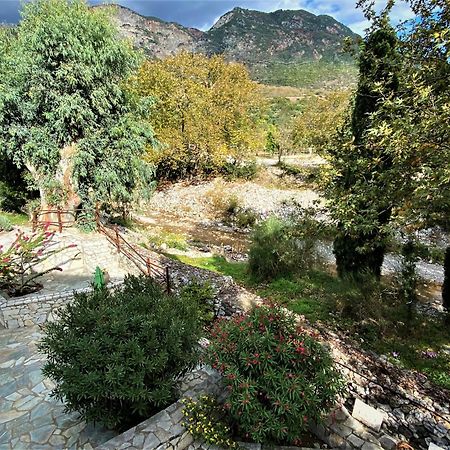 Steinturm Mit Dach-Terrasse Zwischen Fluss, Meer Und Gebirge- Spiti Pirgos Paralia Sergoulas Eksteriør bilde