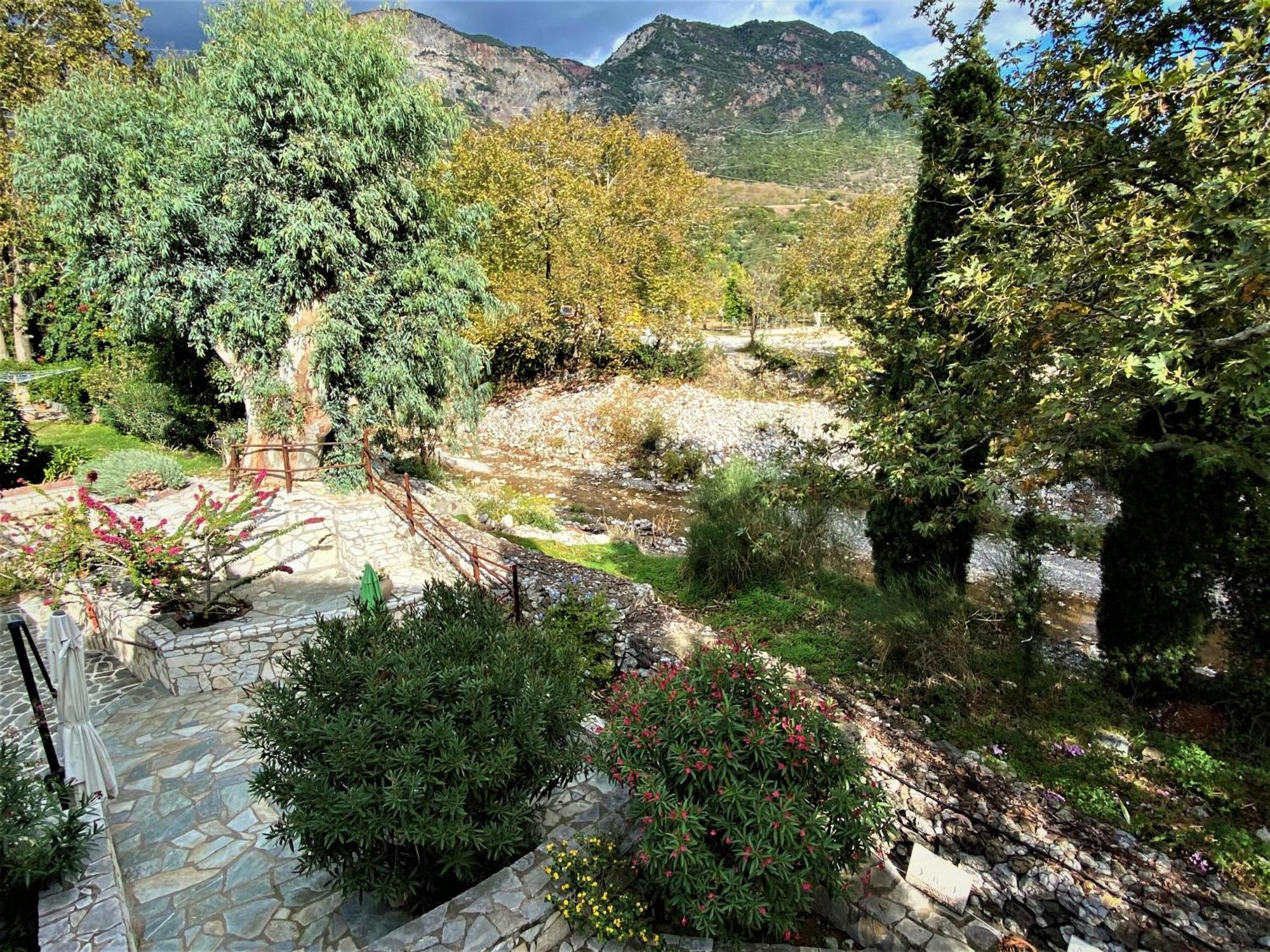 Steinturm Mit Dach-Terrasse Zwischen Fluss, Meer Und Gebirge- Spiti Pirgos Paralia Sergoulas Eksteriør bilde